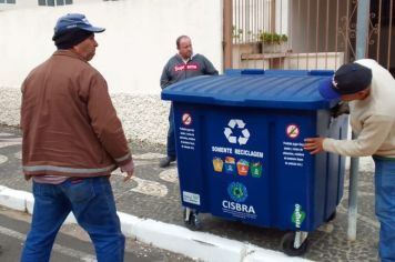 Prefeitura instala contentores para materiais recicláveis em várias ruas da cidade