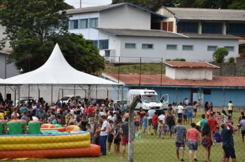 Festa reúne mais cerca de mil pessoas para chegada do Papai Noel nas Casas Populares