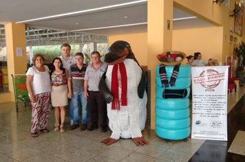 Pingüim gigante é instalado em supermercado para receber doações para o projeto cachecol da Solidariedade   