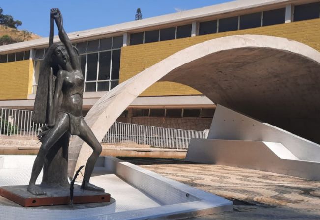 Escultura baseada em projeto de Galileo Emendabili é instalada no Balneário Municipal