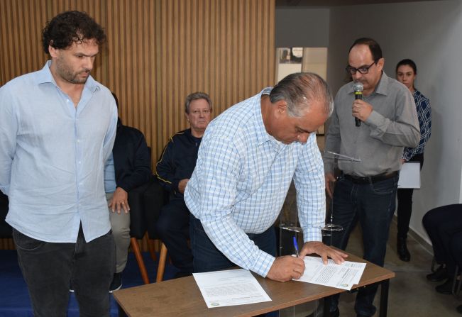 Prefeito Gil Helou assina ordens de serviços para R$ 3,5 milhões em investimentos