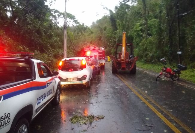 Defesa Civil e equipes da prefeitura trabalham para recuperar pontos danificados por tempestade