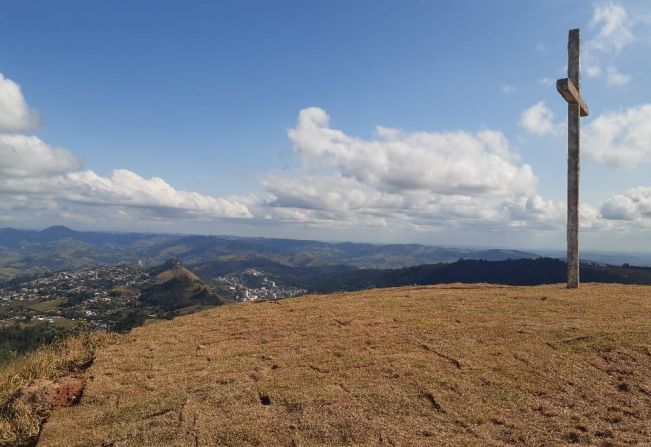 Prefeitura realiza plantio de grama no topo do Morro Pelado