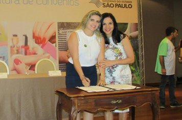 Primeira dama assina convênio para complementar a Escola de Moda em Águas de Lindóia