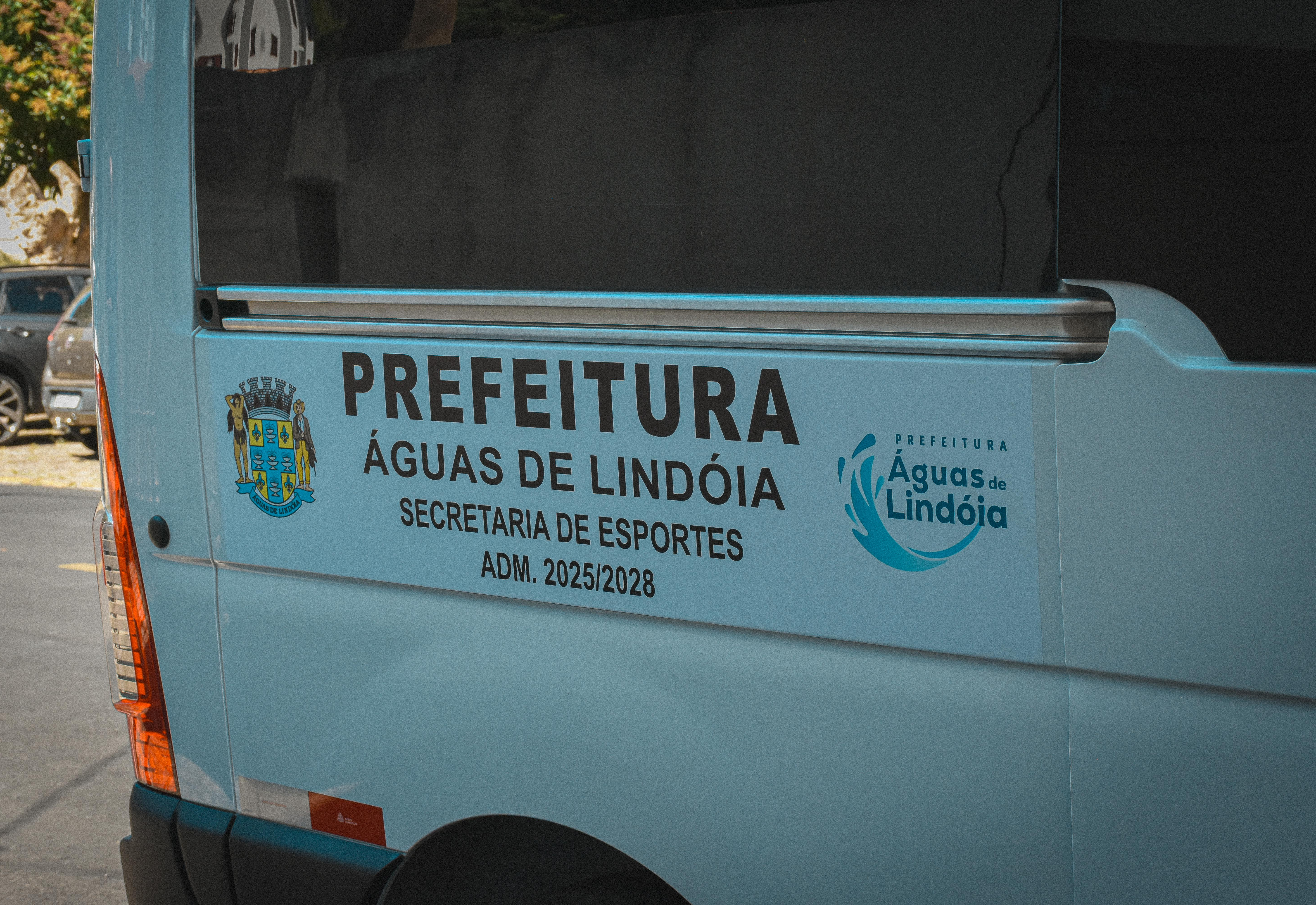Prefeitura de Águas de Lindóia entrega van nova para transporte de atletas