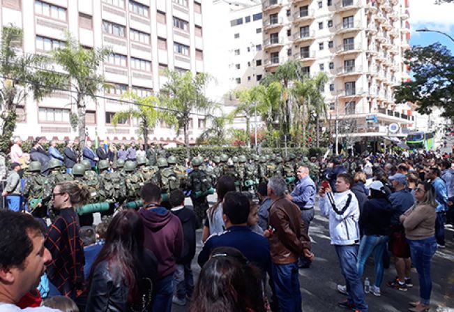 Cerca de mil pessoas acompanharam Desfile Cívico do dia 9 de julho