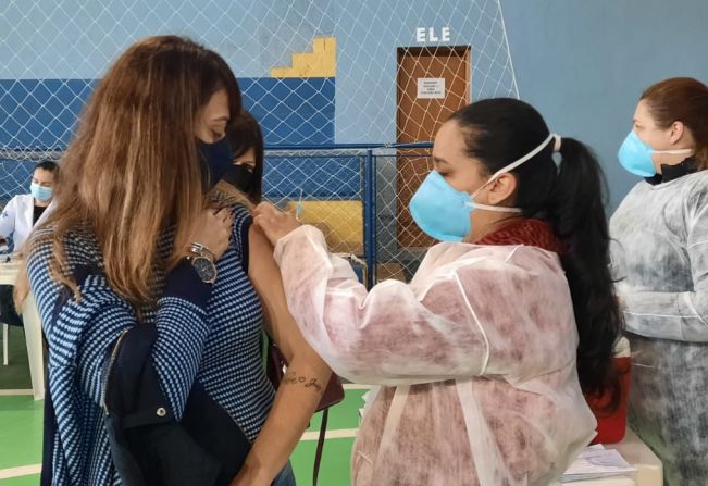 Secretaria de Saúde alerta sobre importância da vacinação contra a Covid-19